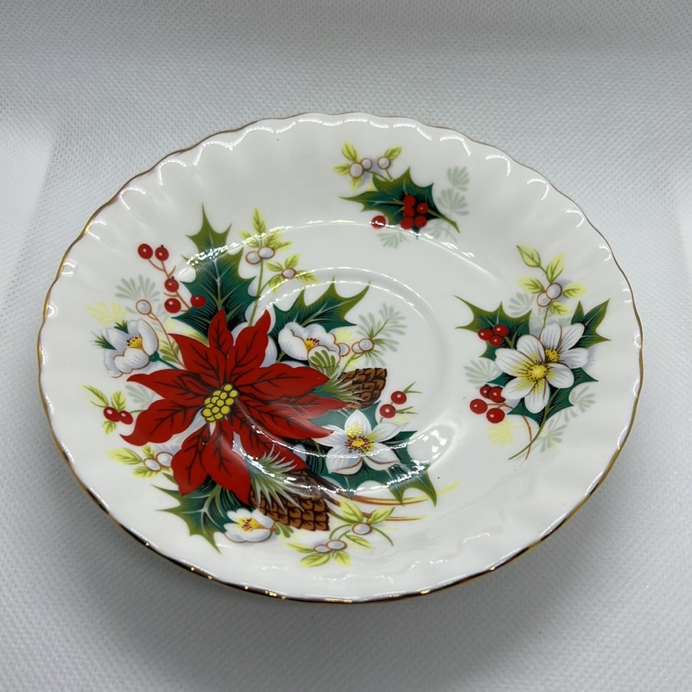 ROYAL ALBERT POINSETTIA FOOTED CUP AND SAUCER BONE CHINA ENGLAND VINTAGE - Picture 4 of 8